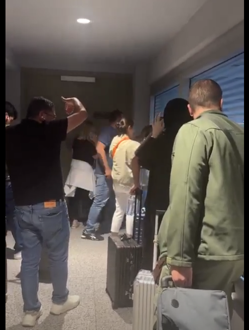 العائدون لمطار بيروت ينتظرون الموظف لفتح أبواب المطار، فيتو