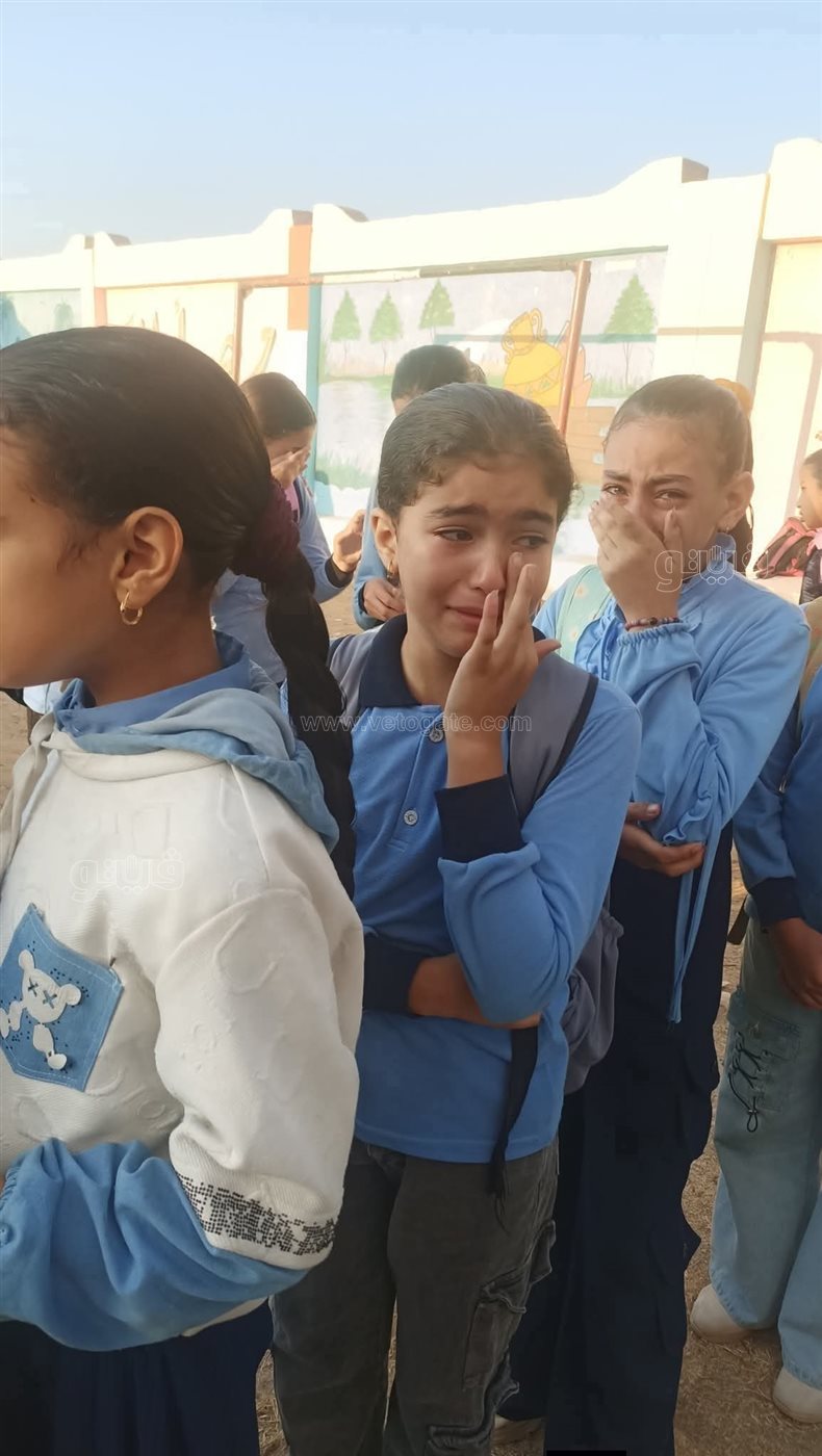 بكاء تلاميذ مدرسة حزنًا على رحيل معلم،فيتو