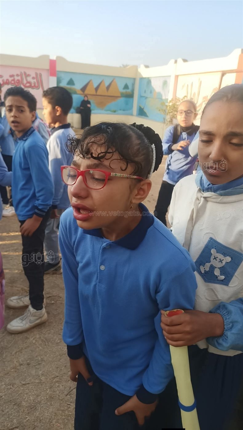 بكاء تلاميذ مدرسة حزنًا على رحيل معلم،فيتو