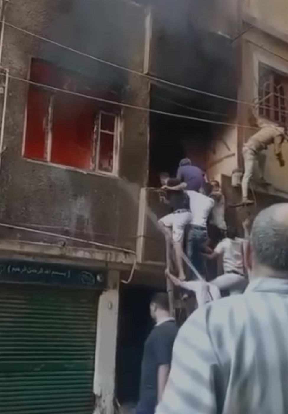 أهالى دار السلام ينقذون مسن من الموت داخل شقته المشتعلة بالنيران