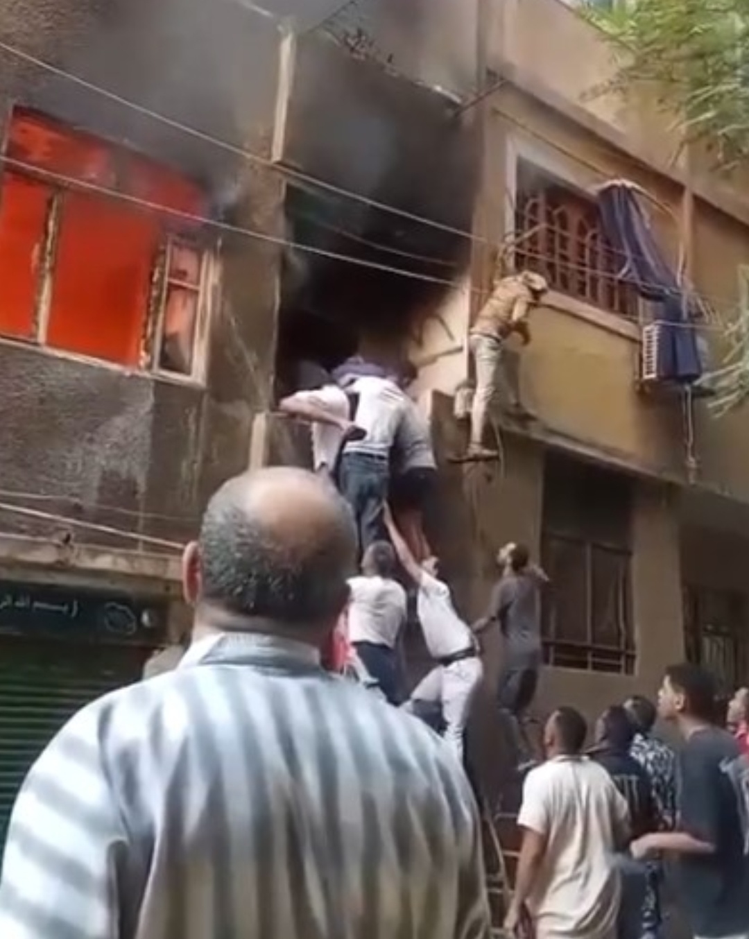 أهالى دار السلام ينقذون مسن من الموت داخل شقته المشتعلة بالنيران