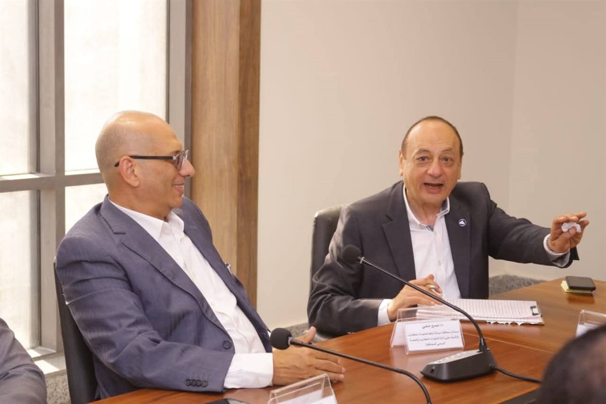 نائب محافظ دمياط تجتمع بمديري المديريات الخدمية