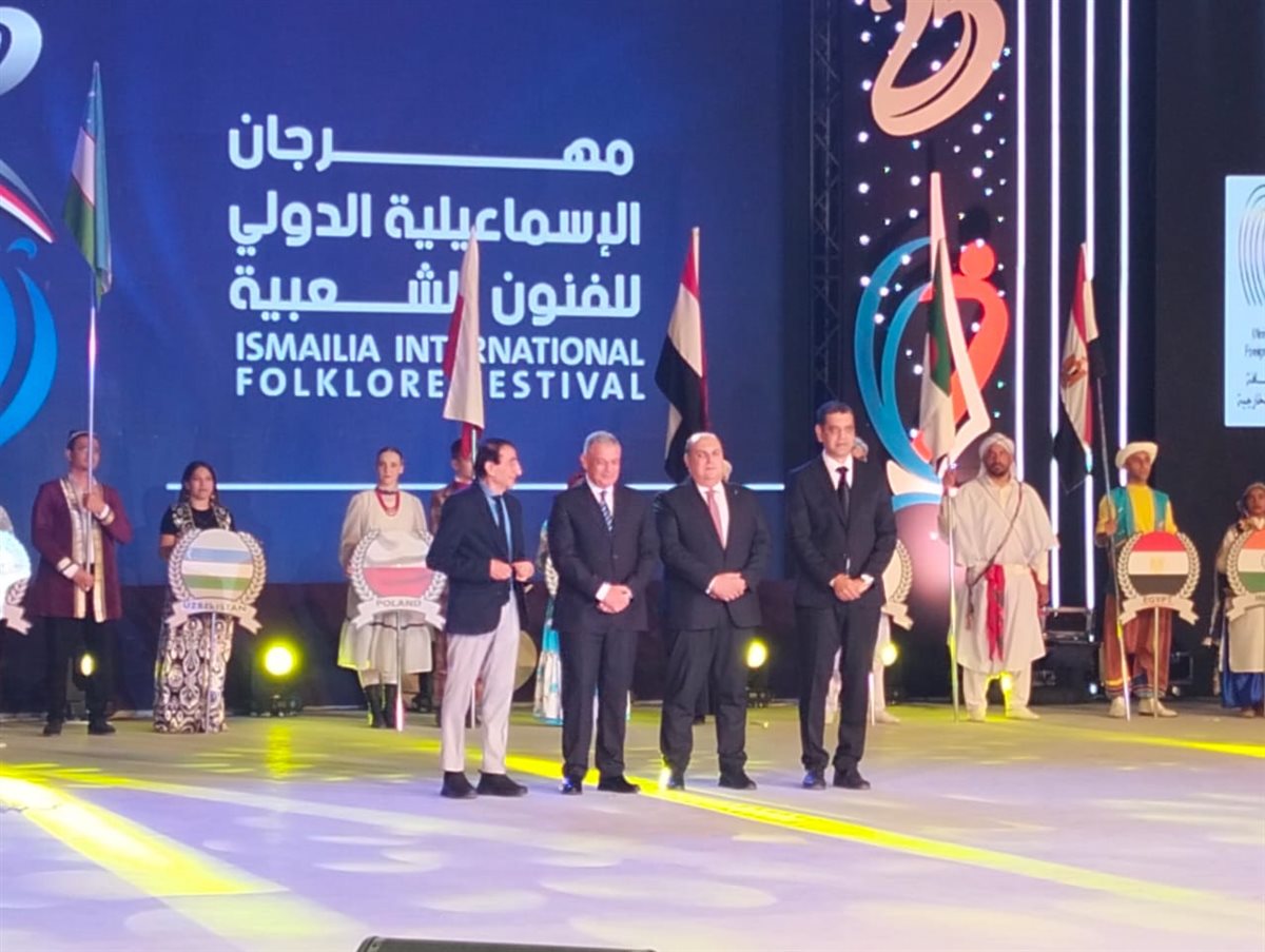 جانب من تكريم فرق المهرجان، فيتو