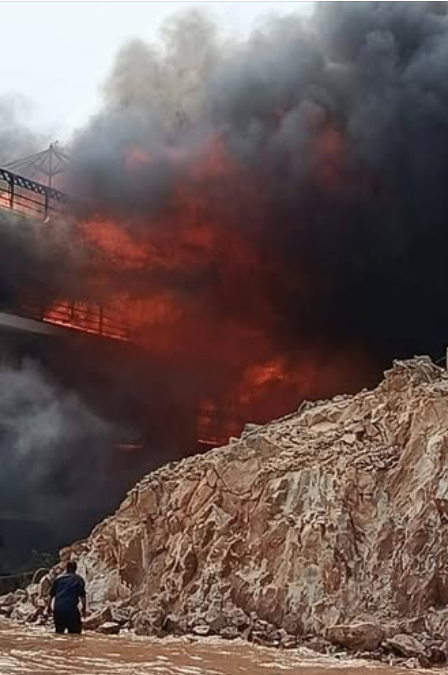 نشوب حريق في سفينة نيلية عائمة، فيتو