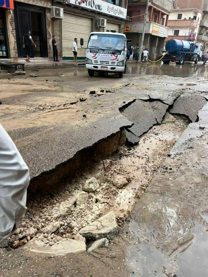 غرق شوارع زفتي بعد انفجار خط مياة&nbsp;