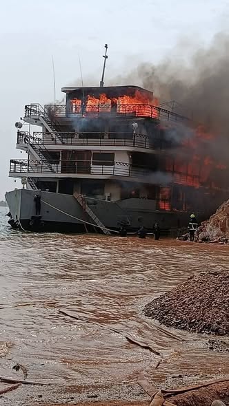 لحظة نشوب الجريق في السفينة النيلية بأسوان، فيتو