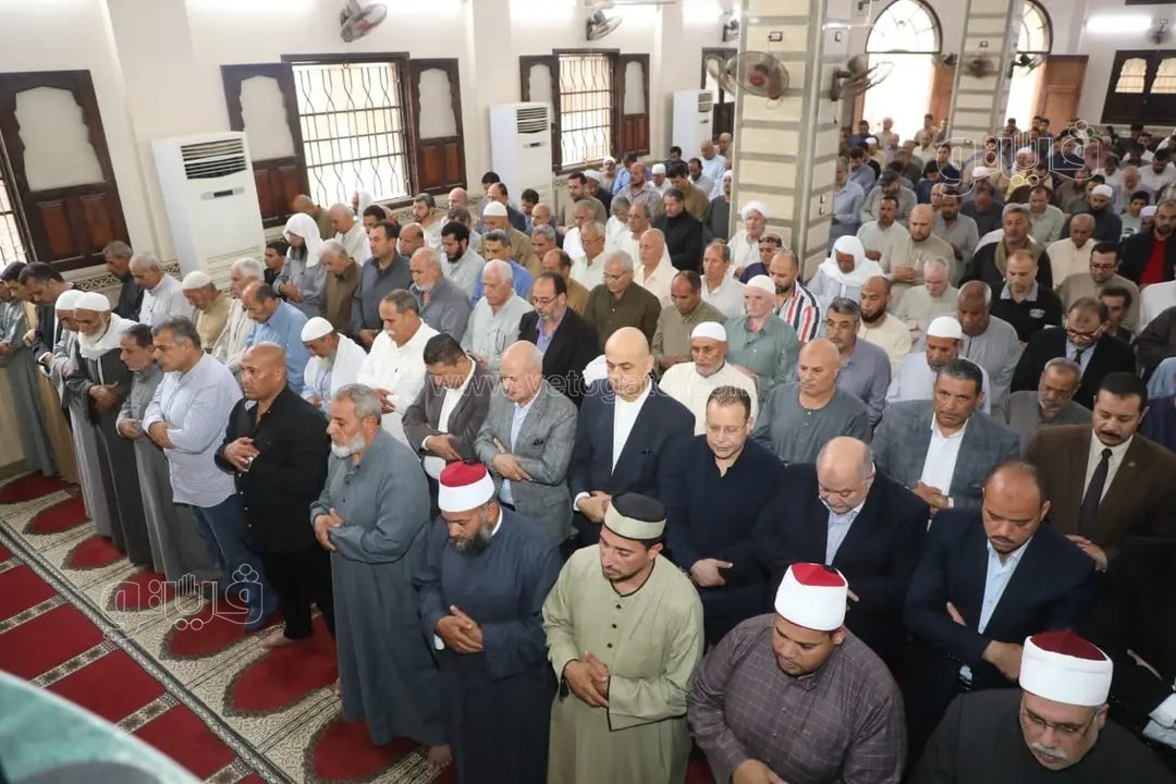 محافظ الشرقية يُشيّع جثمان رئيس ديرب نجم ويؤدي صلاة الجنازة ويقدّم واجب العزاء لأسرته،فيتو