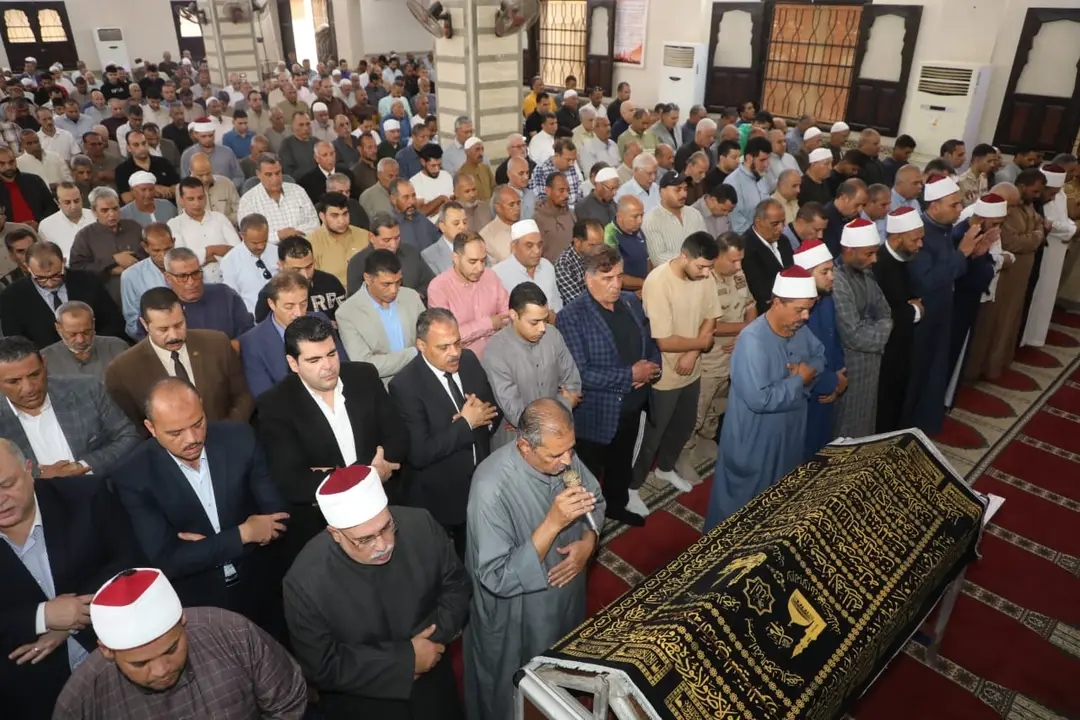 محافظ الشرقية يُشيّع جثمان رئيس ديرب نجم ويؤدي صلاة الجنازة ويقدّم واجب العزاء لأسرته،فيتو