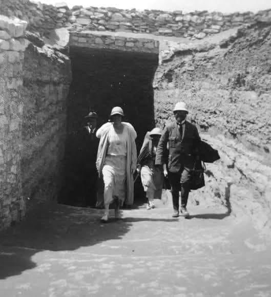 اليزابيث اثناء دخولها مقبرة الفرعون&nbsp;