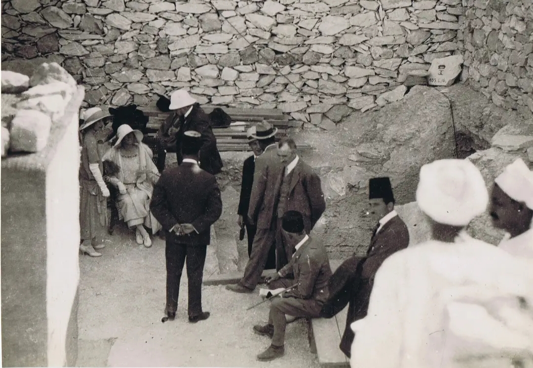 الملكة اليزابيث اثناء زيارتها الى مقبرة الفرعون الذهبى&nbsp;