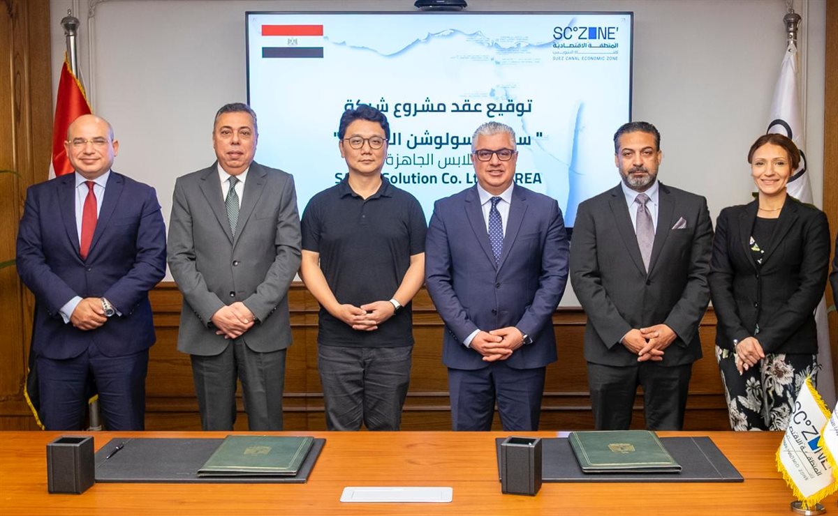 جانب من توقيع العقد،فيتو