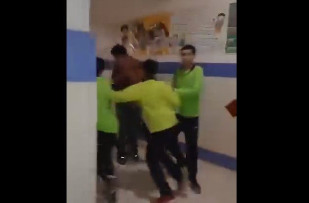 تنمر طلبة على معلمتهم، فيتو