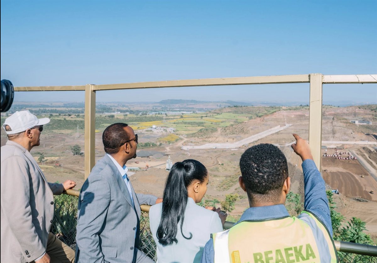 آبي أحمد يتفقد مشروع سد ميجيش، فيتو