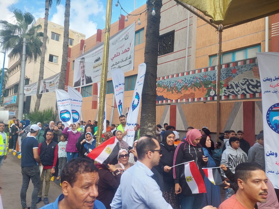 توافد أهالي الاسكندرية علي لجان الانتخابات