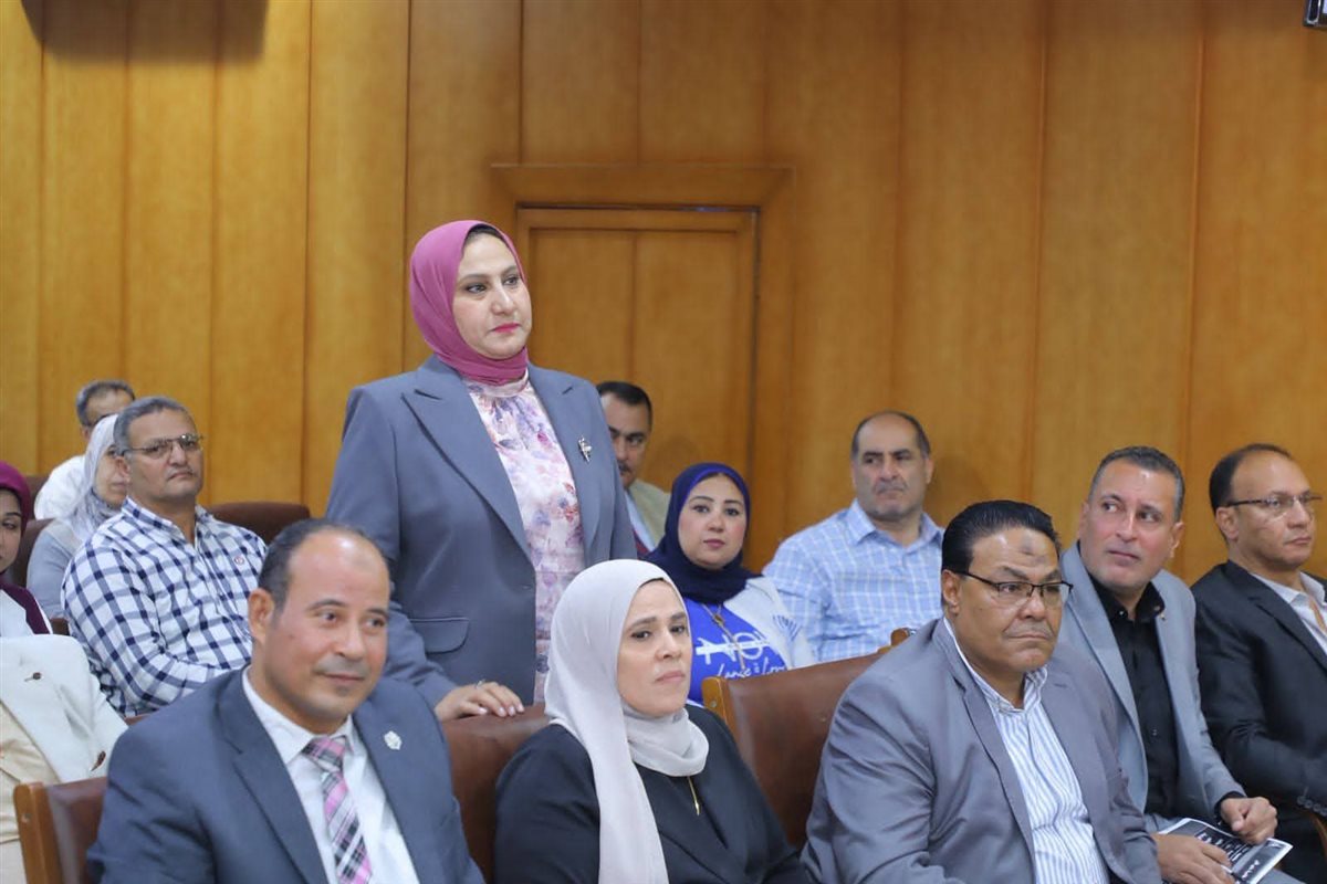 محافظ دمياط يجتمع مع المجلس التنفيذي  