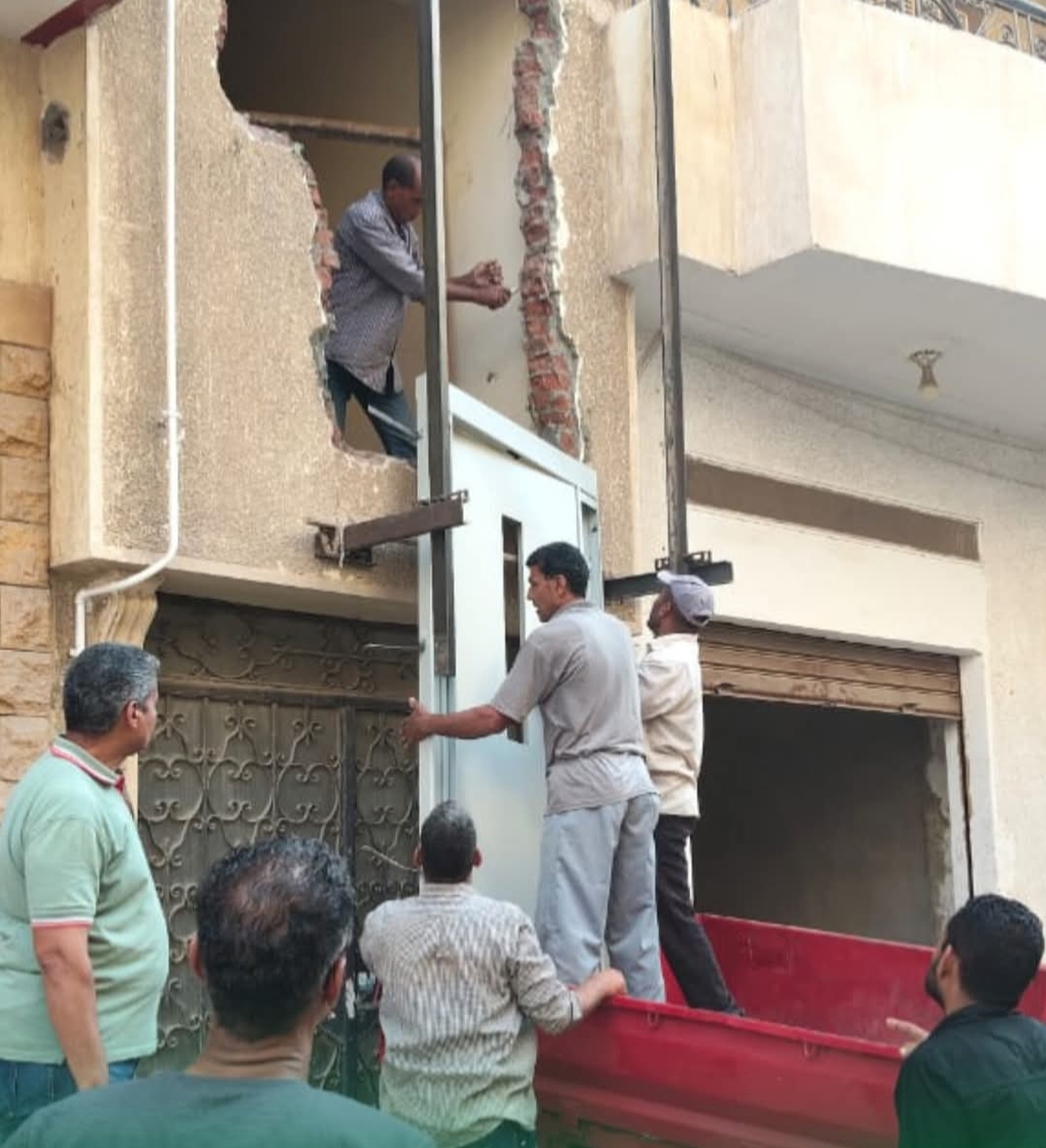 جانب من إزالة المصعد، فيتو