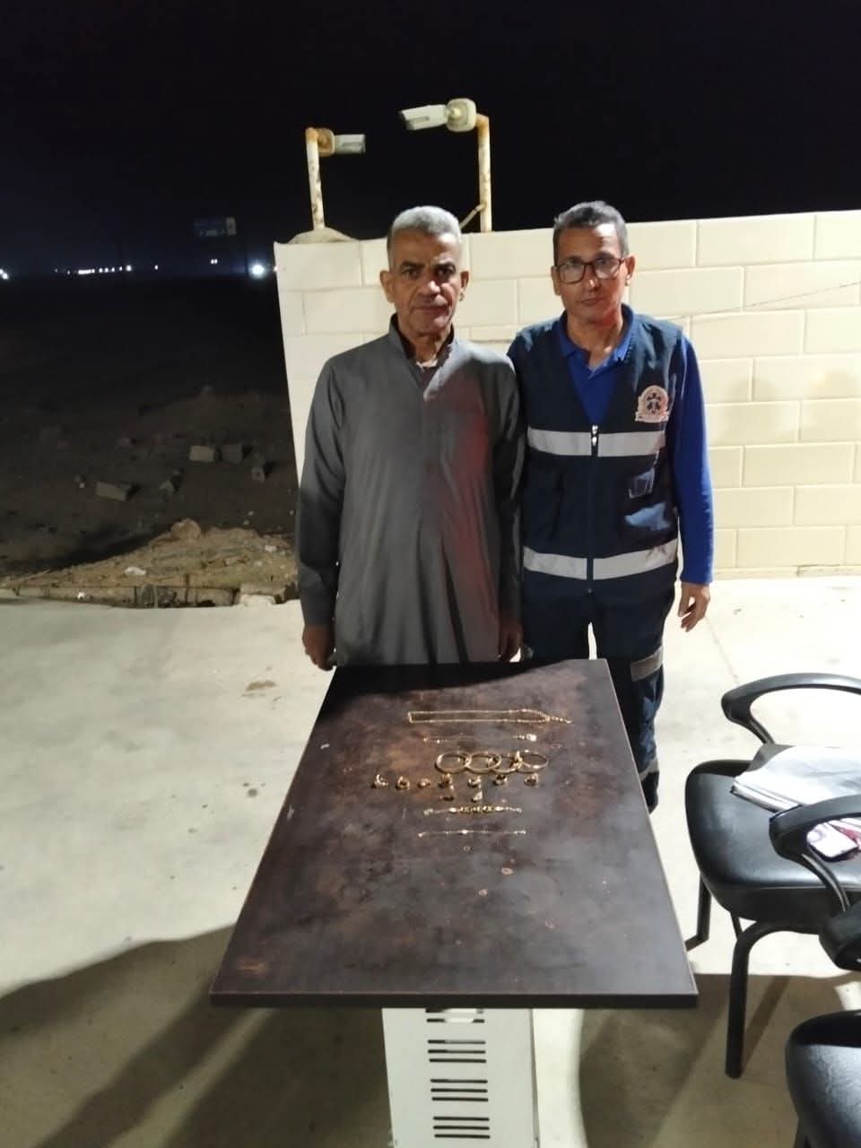 مسعف بالمنيا يعيد ذهبًا بـ750 ألف جنيه عثر عليه في حادث انقلاب سيارة طبيب وأسرتِه بالمنيا