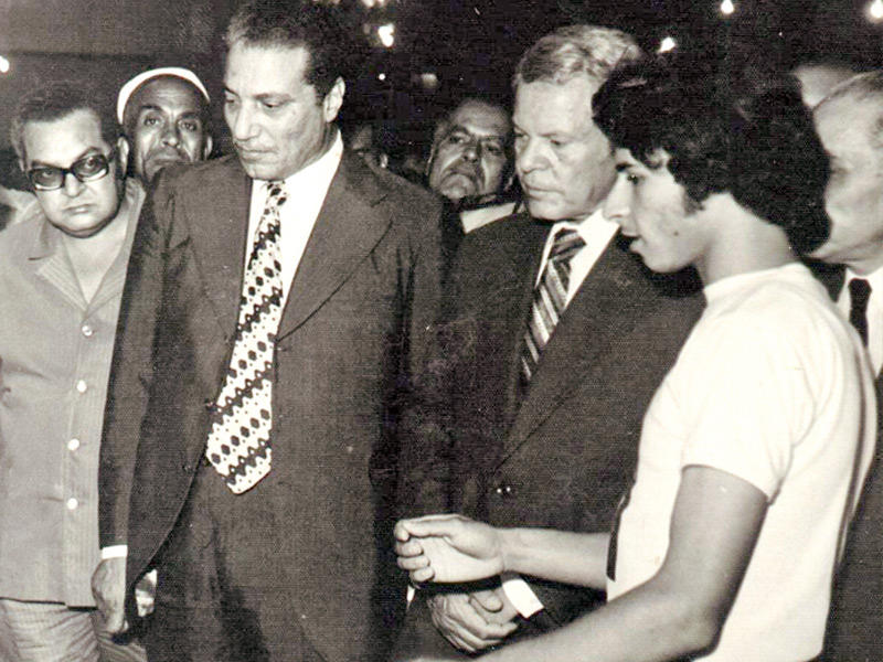 سعد الدين وهبة مع يوسف السباعى فى احدى جولاته الثقافية 