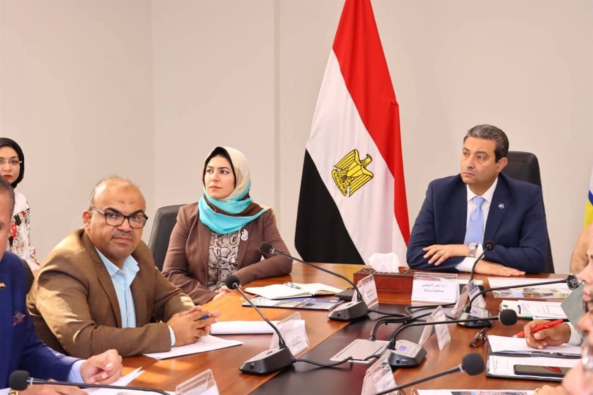 محافظ دمياط يبحث خطة تنفيذ خريطة تفاعلية للطرق بالمحافظة