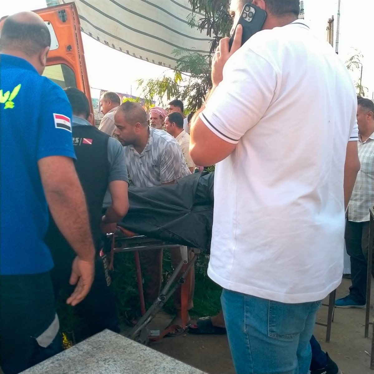 جانب من انتشال الجثمان، فيتو