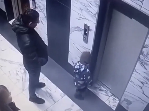 لحظة سقوط طفل داخل أسانسير، فيتو