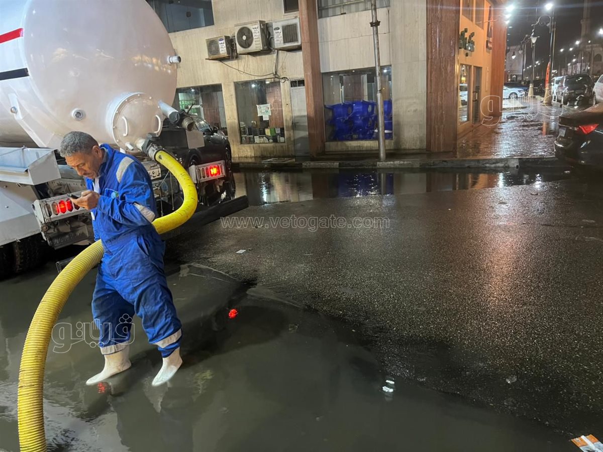 الدفع بسيارات ومعدات الأحياء لسحب وشفط مياه الأمطار ببورسعيد، فيتو 