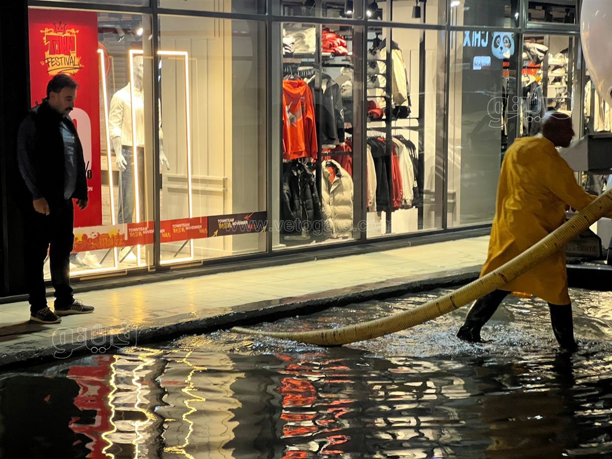 الدفع بسيارات ومعدات الأحياء لسحب وشفط مياه الأمطار ببورسعيد، فيتو 