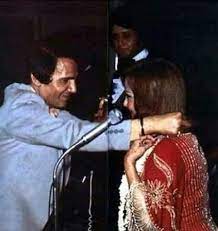 عبد الحليم يلبس شادية عقد الفل&nbsp;