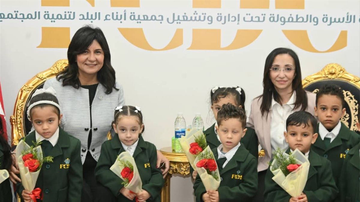 محافظ البحيرة والسفيرة نبيلة مكرم تشهدان إحتفالية 