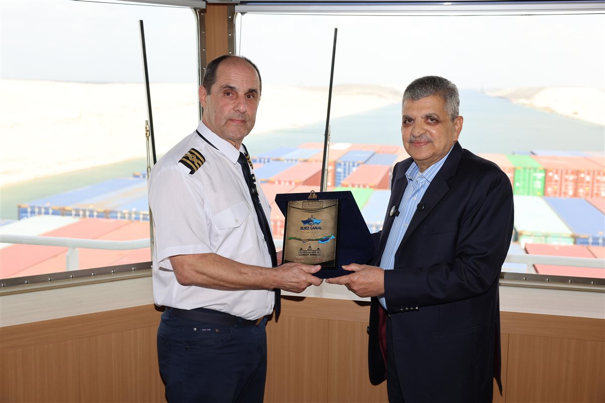 الفريق أسامة ربيع على ظهر حاملة الحاويات العملاقة، فيتو