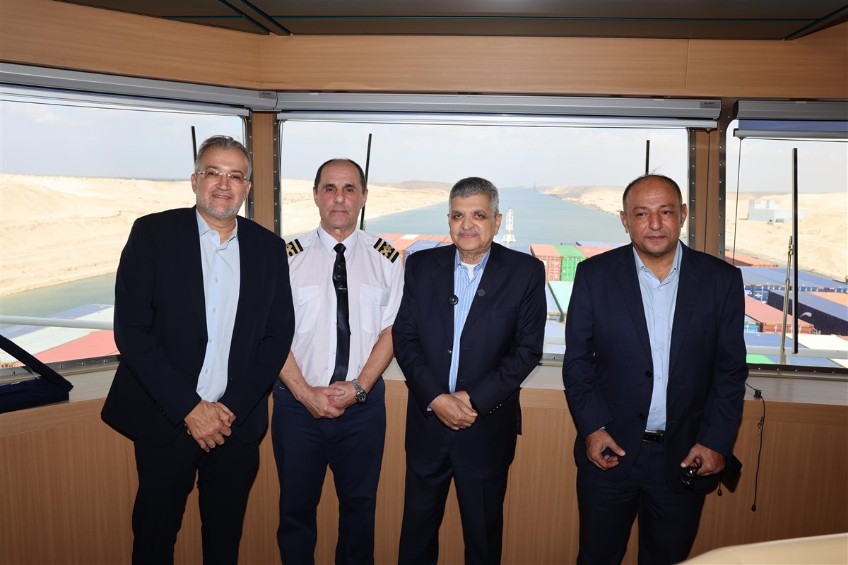 الفريق أسامة ربيع على ظهر حاملة الحاويات العملاقة، فيتو