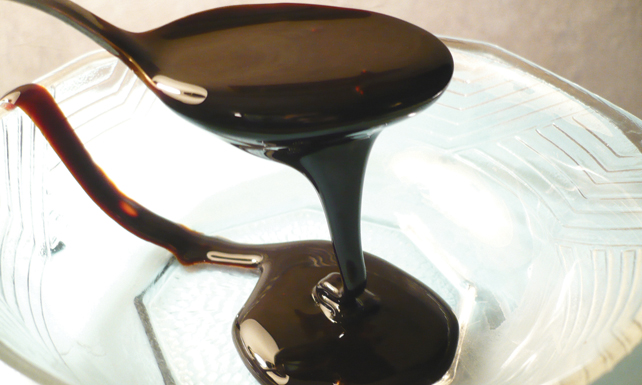 العسل الأسود لبشرتك