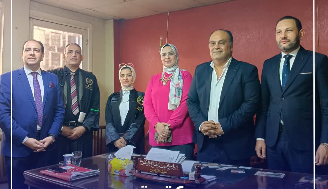 الدكتورة مروة صالح مع اعضاء مجلس نقابة المحاميين بدمياط