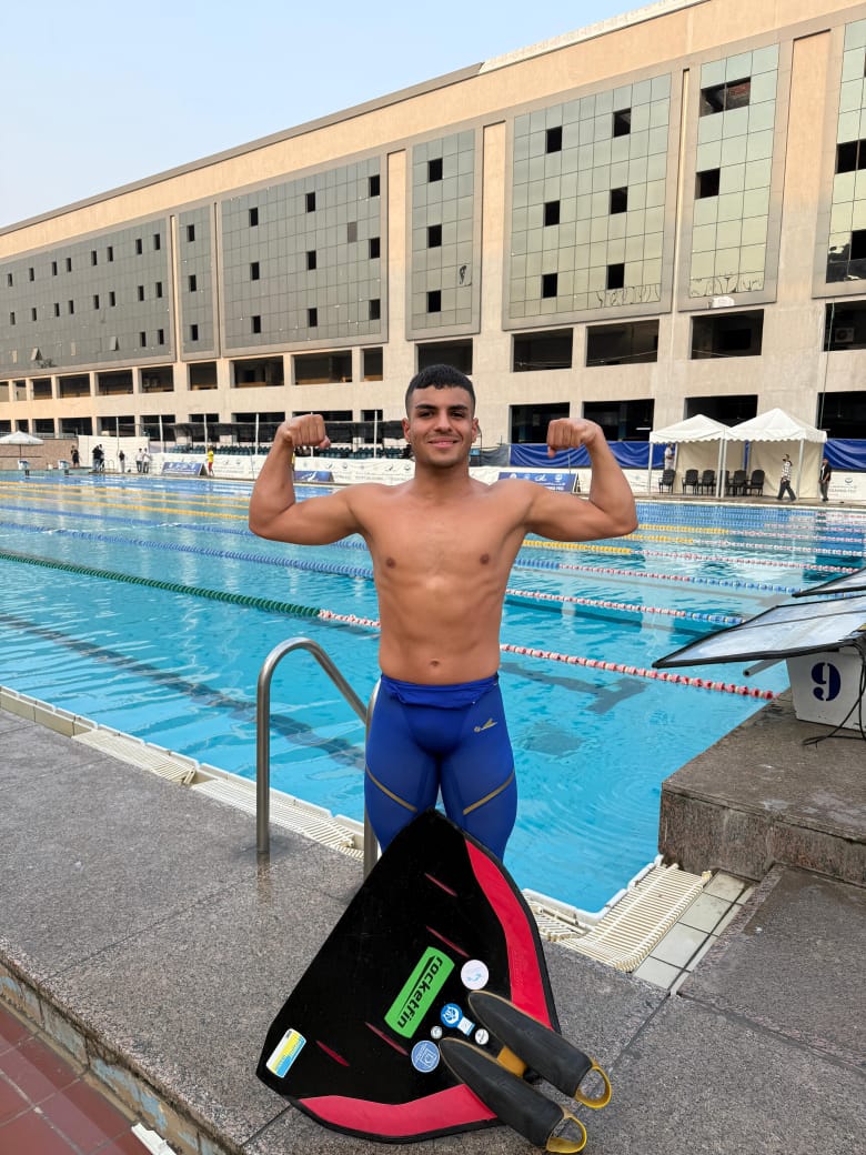 الطالب أحمد محمد عوض بطل العالم في سباحة الزعانف، فيتو