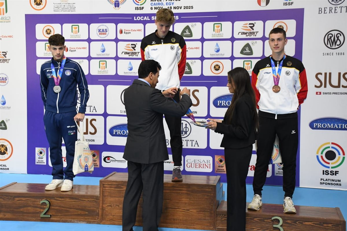 أشرف صبحي يتوج أبطال مصر في بطولة العالم للرماية 2025