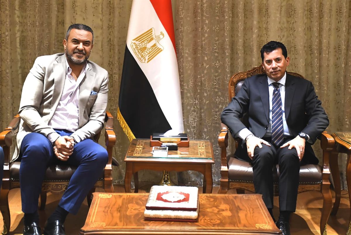 أشرف صبحي يلتقي رئيس مكتب دوري كرة السلة الأمريكي NBA بمصر