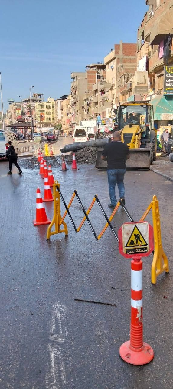 إصلاح كسر مفاجئ بخط مياه في منطقة الشعراء بدمياط