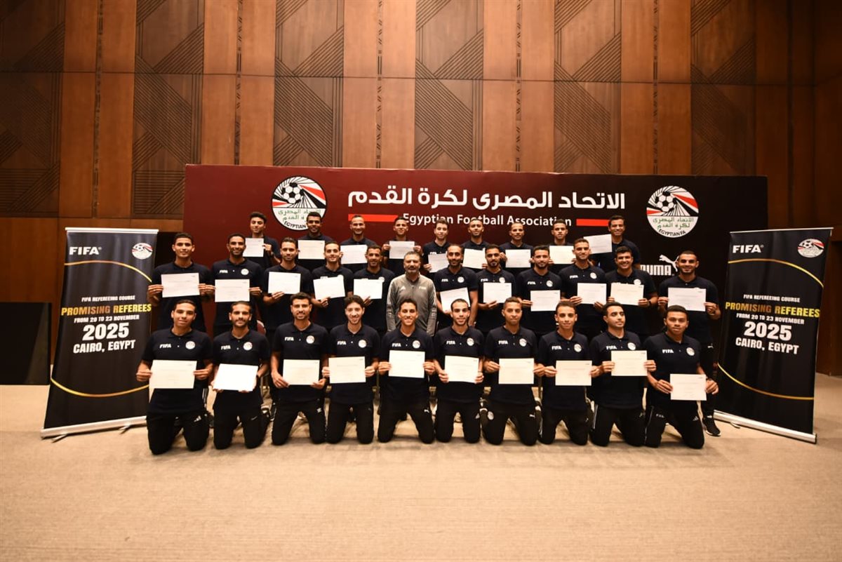 تسليم الشهادات للحكام المشاركين في المعسكر، فيتو