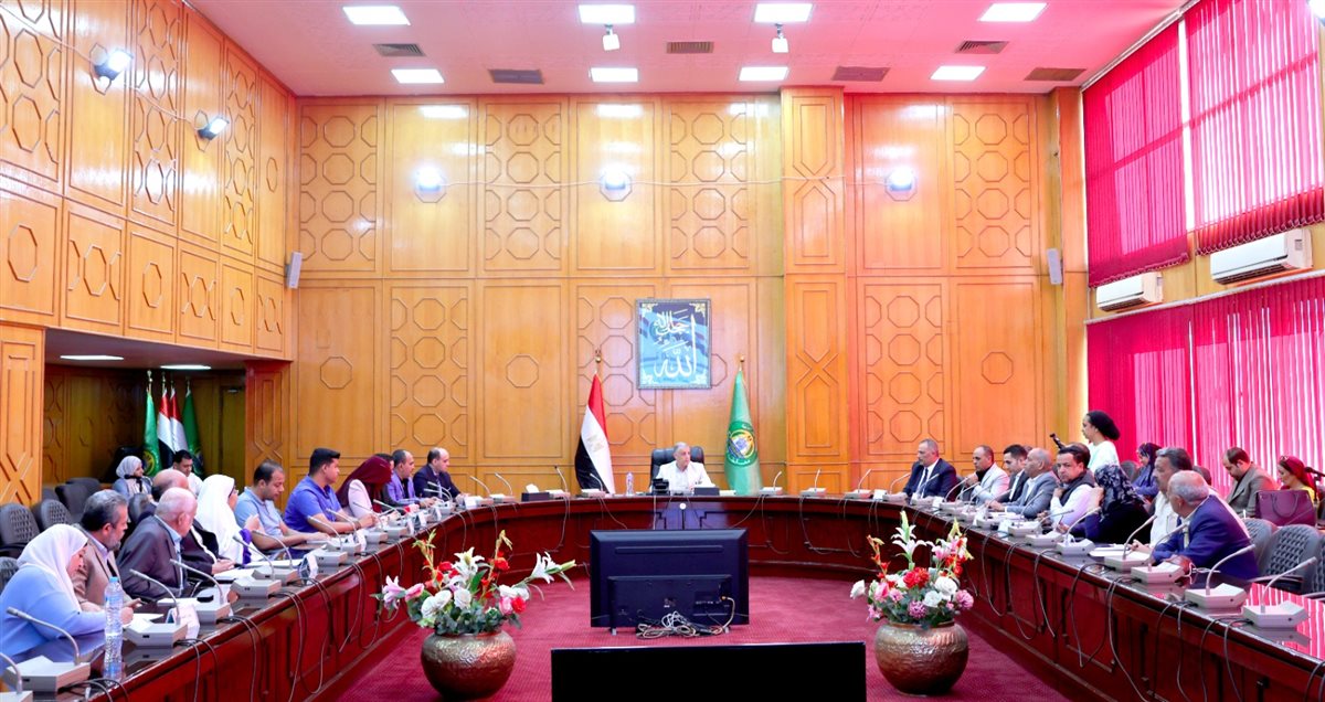 محافظ الإسماعيلية خلال الاجتماع، فيتو