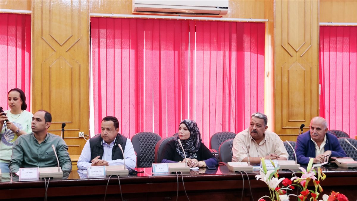 محافظ الإسماعيلية خلال الاجتماع، فيتو