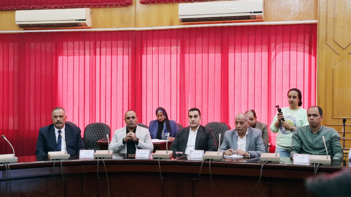 محافظ الإسماعيلية خلال الاجتماع، فيتو