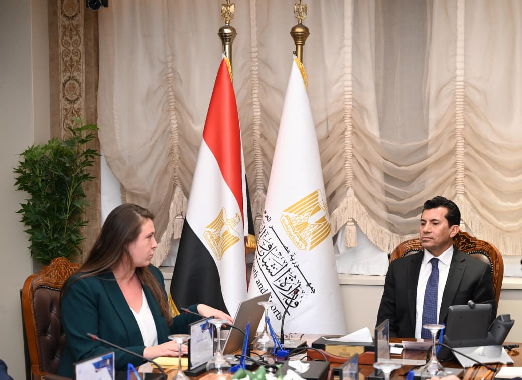 أشرف صبحي يبحث تعزيز التعاون مع رابطة الدوري الإسباني لاكتشاف المواهب