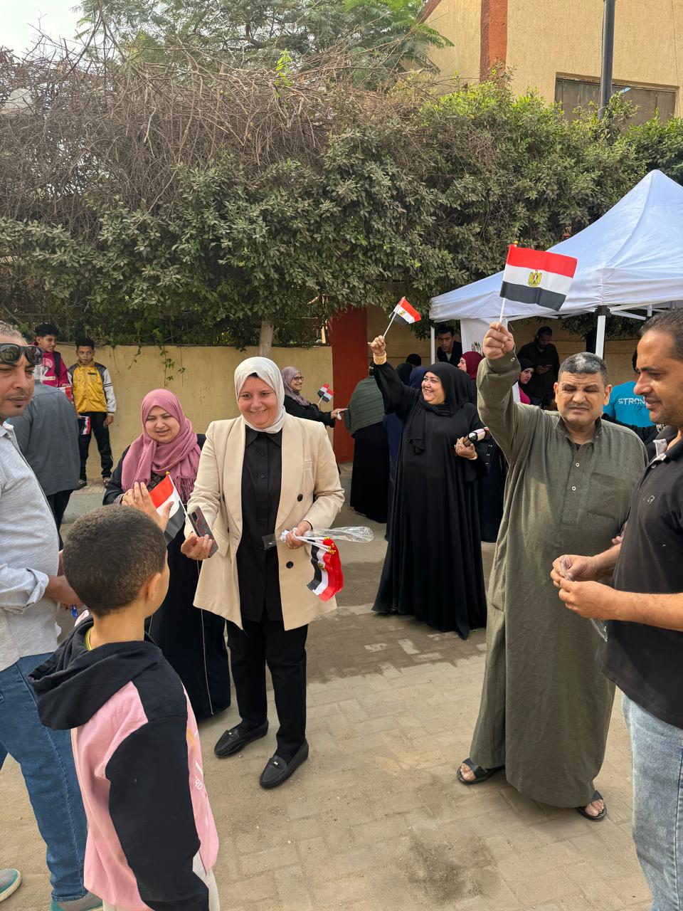 توزيع الاعلام علي المواطنيين بالقليوبية،فيتو 