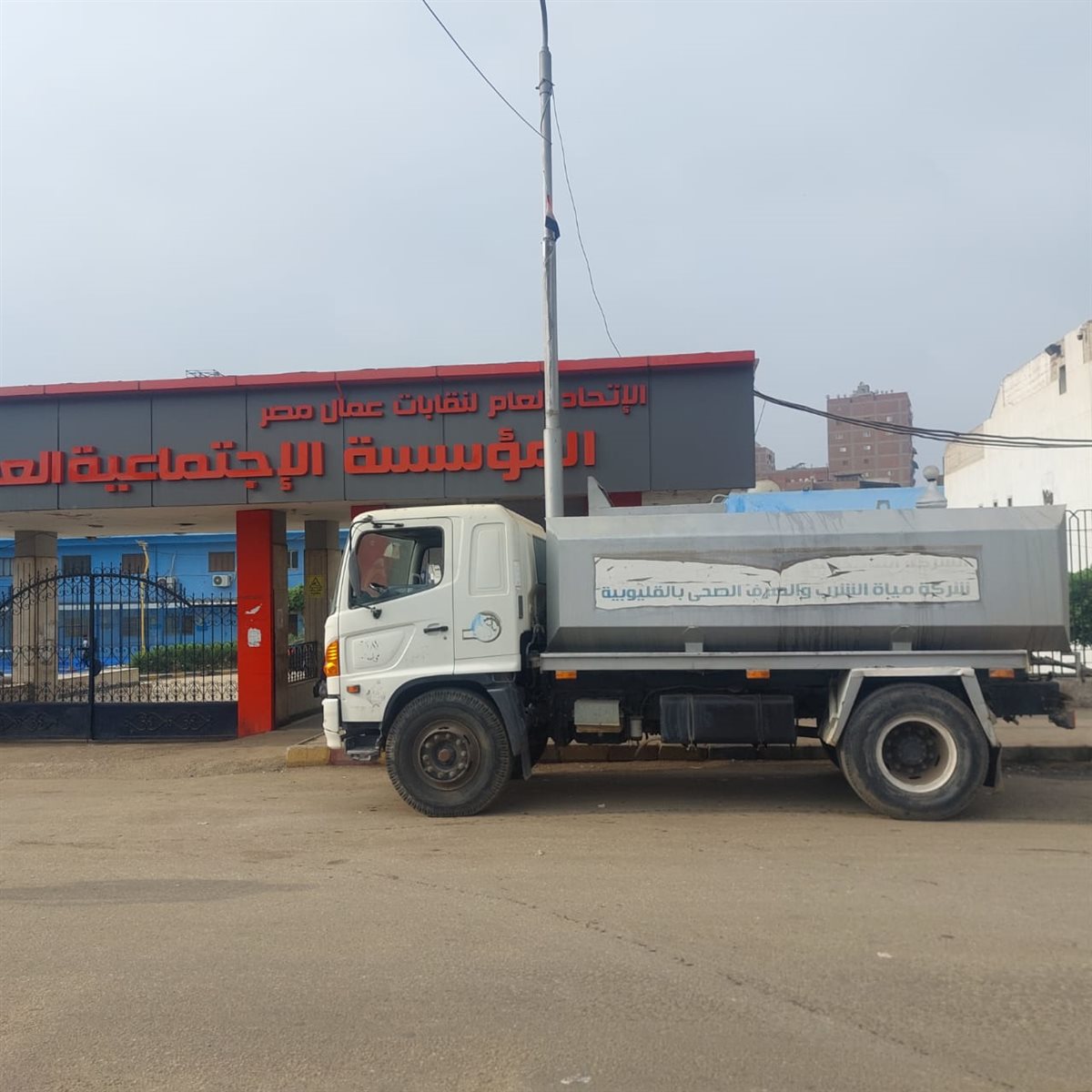 تمركز سيارات مياة القليوبية امام اللجان الانتخابية، فيتو 