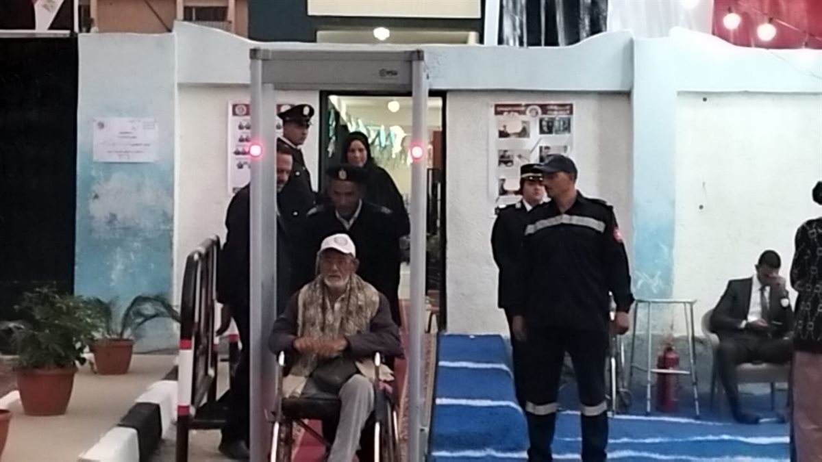 رجال أمن الإسماعيلية يعاونون ناخب في الوصول للجنته الانتخابية، فيتو