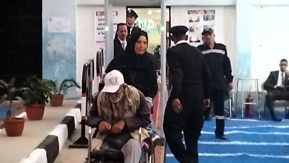 رجال أمن الإسماعيلية يعاونون ناخب في الوصول للجنته الانتخابية، فيتو