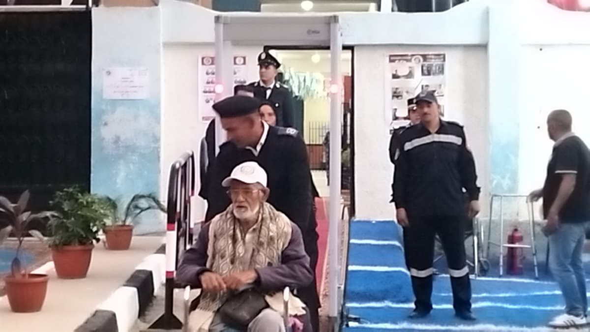 رجال أمن الإسماعيلية يعاونون ناخب في الوصول للجنته الانتخابية، فيتو