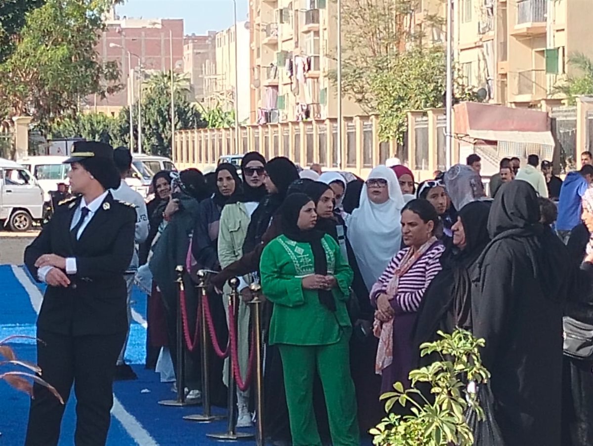 تواجد الشرطة النسائية أمام اللجنة، فيتو