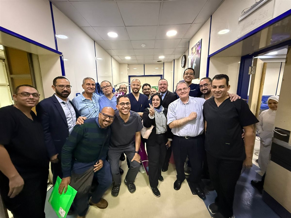 الفريق الطبي المشارك في الجراحات