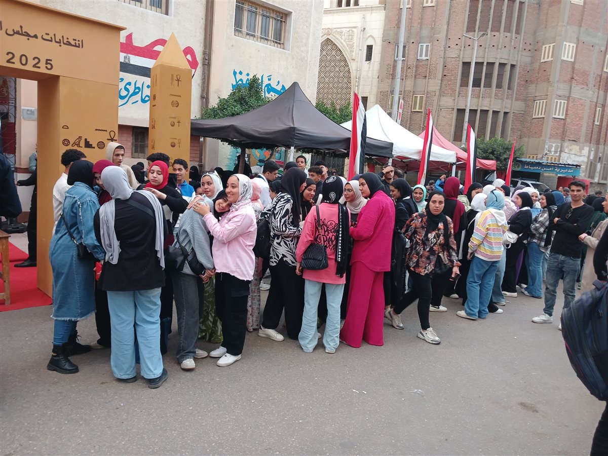 اقبال الموظفين علي اللجان الانتخابية 